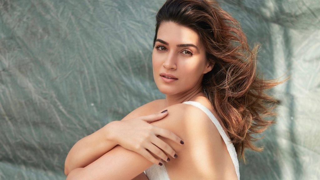 Kriti Sanon starts first shoot of 2021 with Bachchan Pandey - Trendy Bash